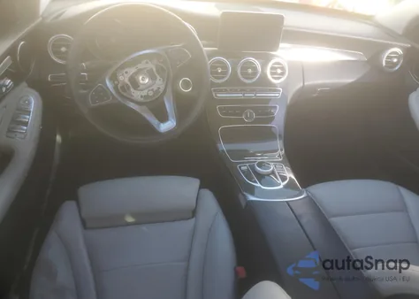 2017 Mercedes-Benz C 300 z USA, uszkodzony, nr VIN 55SWF4JB4HU222035